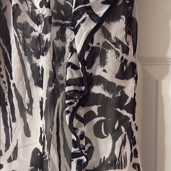 Iz Byer Black and White Graphic Ruched Flutter Sleeve Blouse - Picture 3 of 4